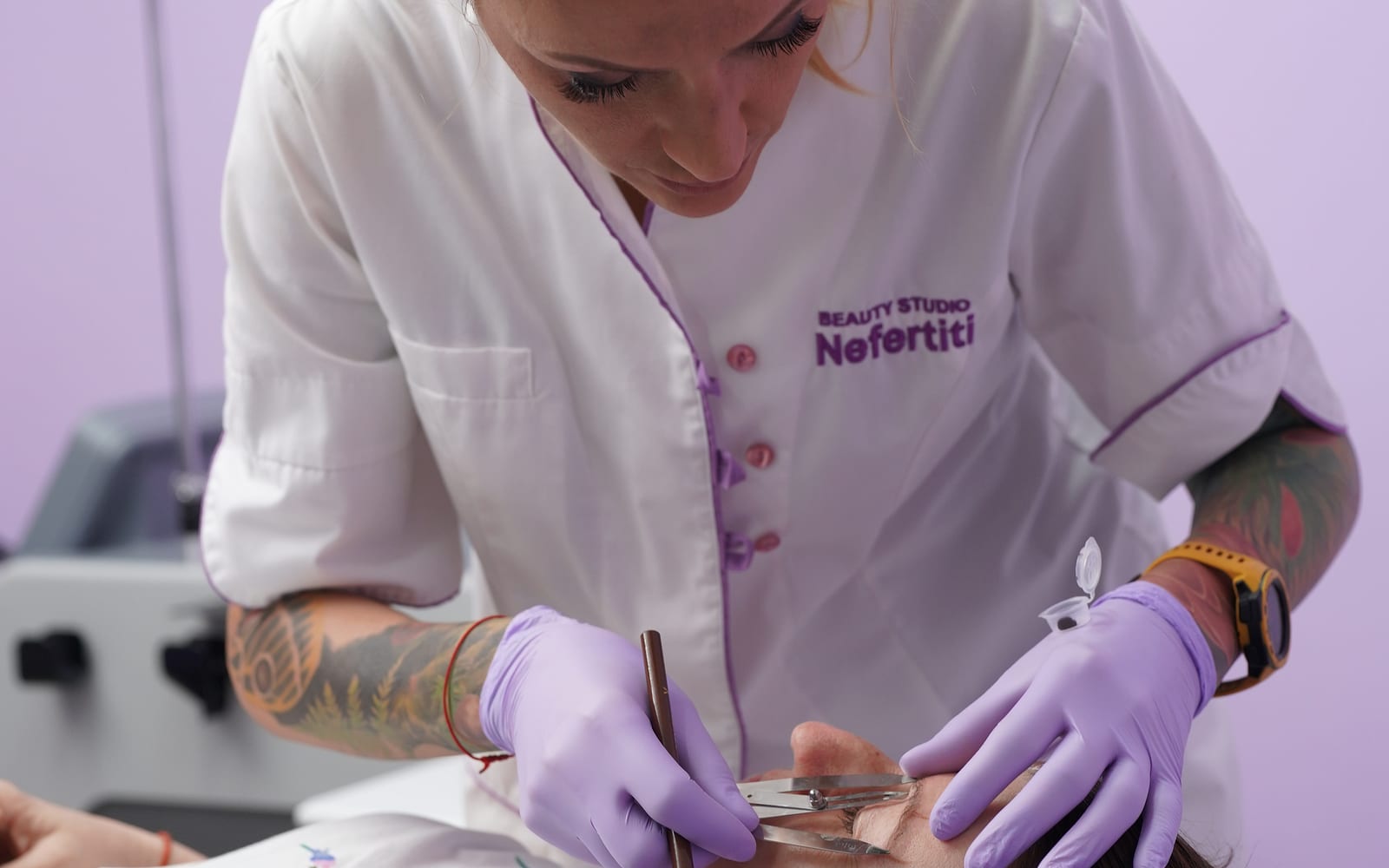 Специалист на Beauty Studio Nefertiti обработва проблемна кожа на лицето на клиентка в Бургас