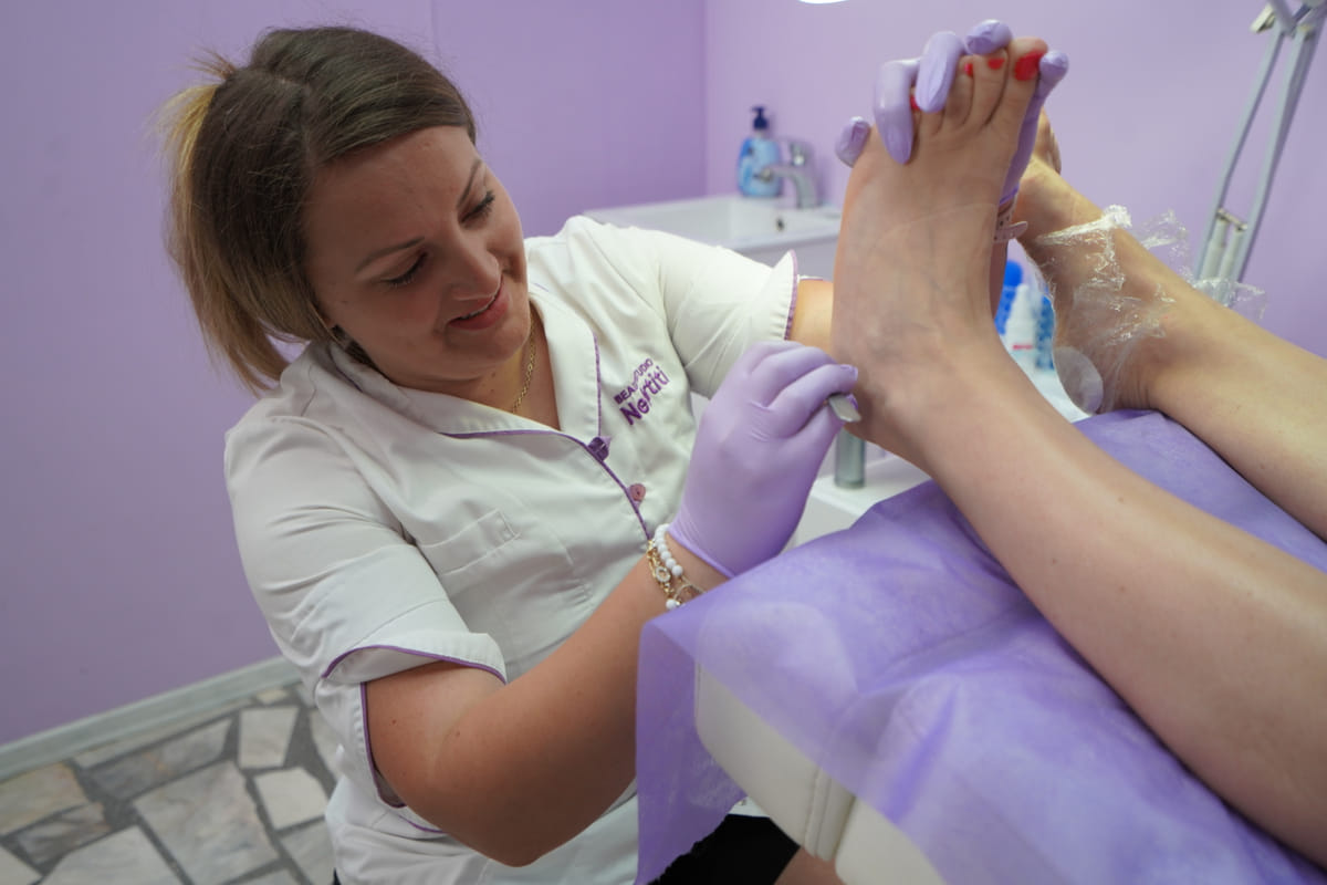 Медицински педикюр с апарат при удебелени и проблемни нокти в Beauty Studio Nefertiti, Бургас