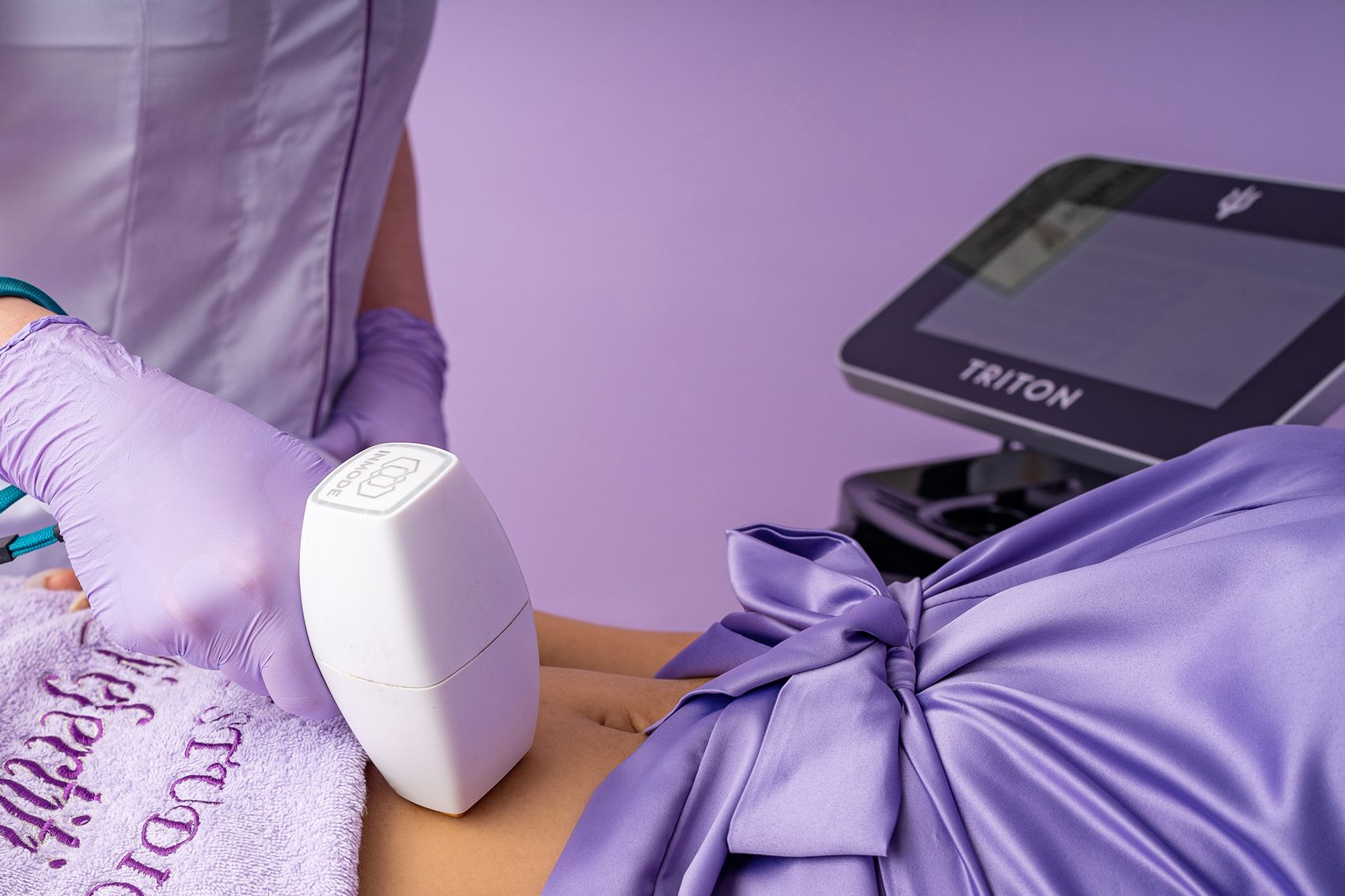 Лазерна епилация на корем с DiolazeXL върху платформата InMode Triton в Beauty Studio Nefertiti, Бургас